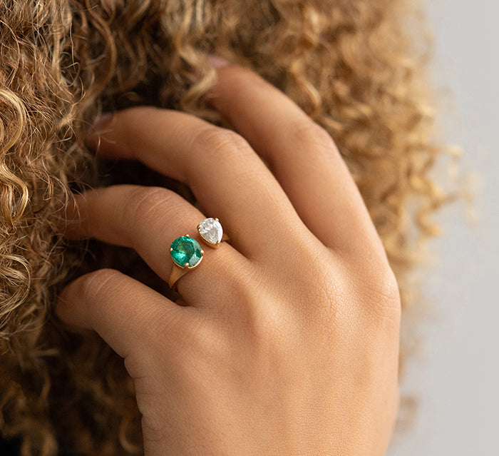 Emerald ring with 2 diamonds Clearance